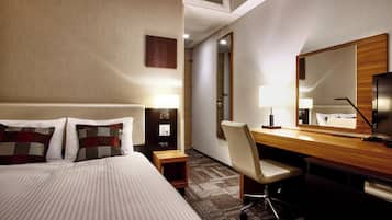 1 bedroom, down duvets, in-room safe, desk