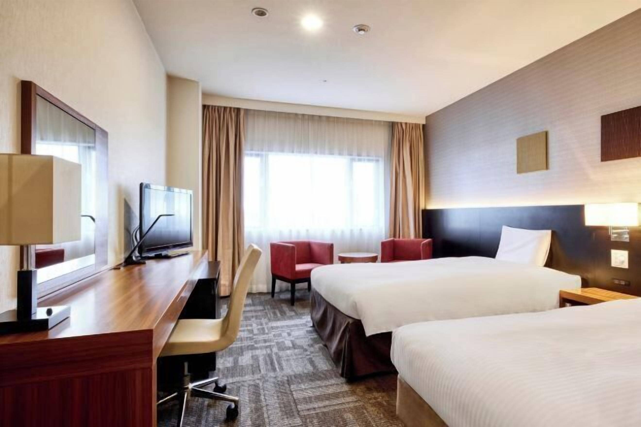 Down comforters, in-room safe, desk, blackout drapes