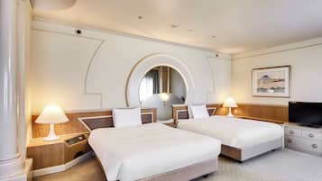 Suite, Raucher (Royal Pines) | Daunenbettdecken, Zimmersafe, Schreibtisch, Verdunkelungsvorhänge