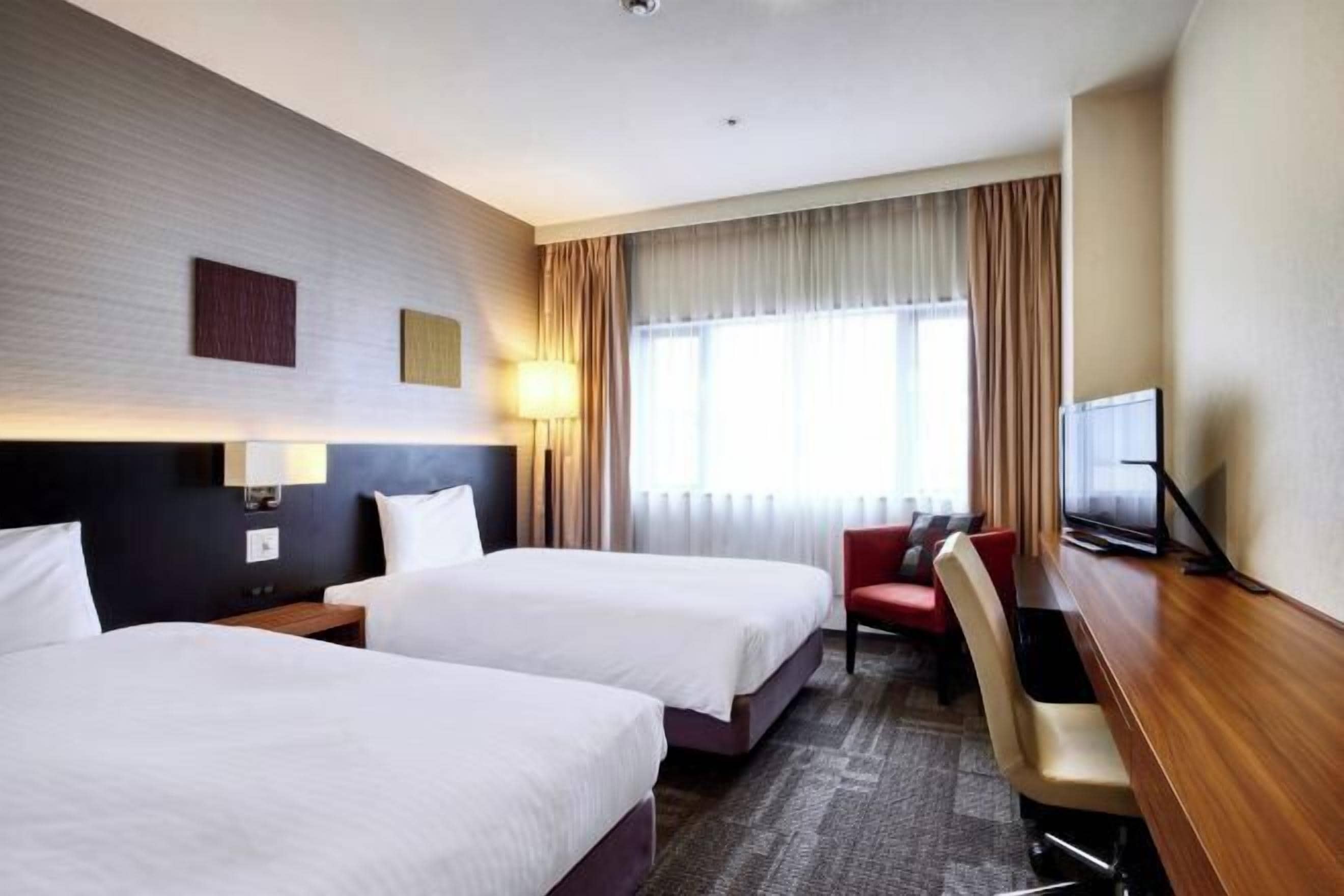 Down comforters, in-room safe, desk, blackout drapes