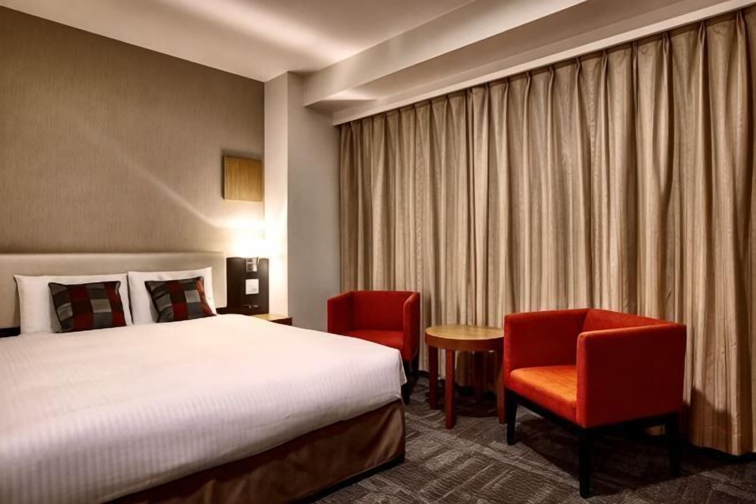 Down duvets, in-room safe, desk, blackout curtains