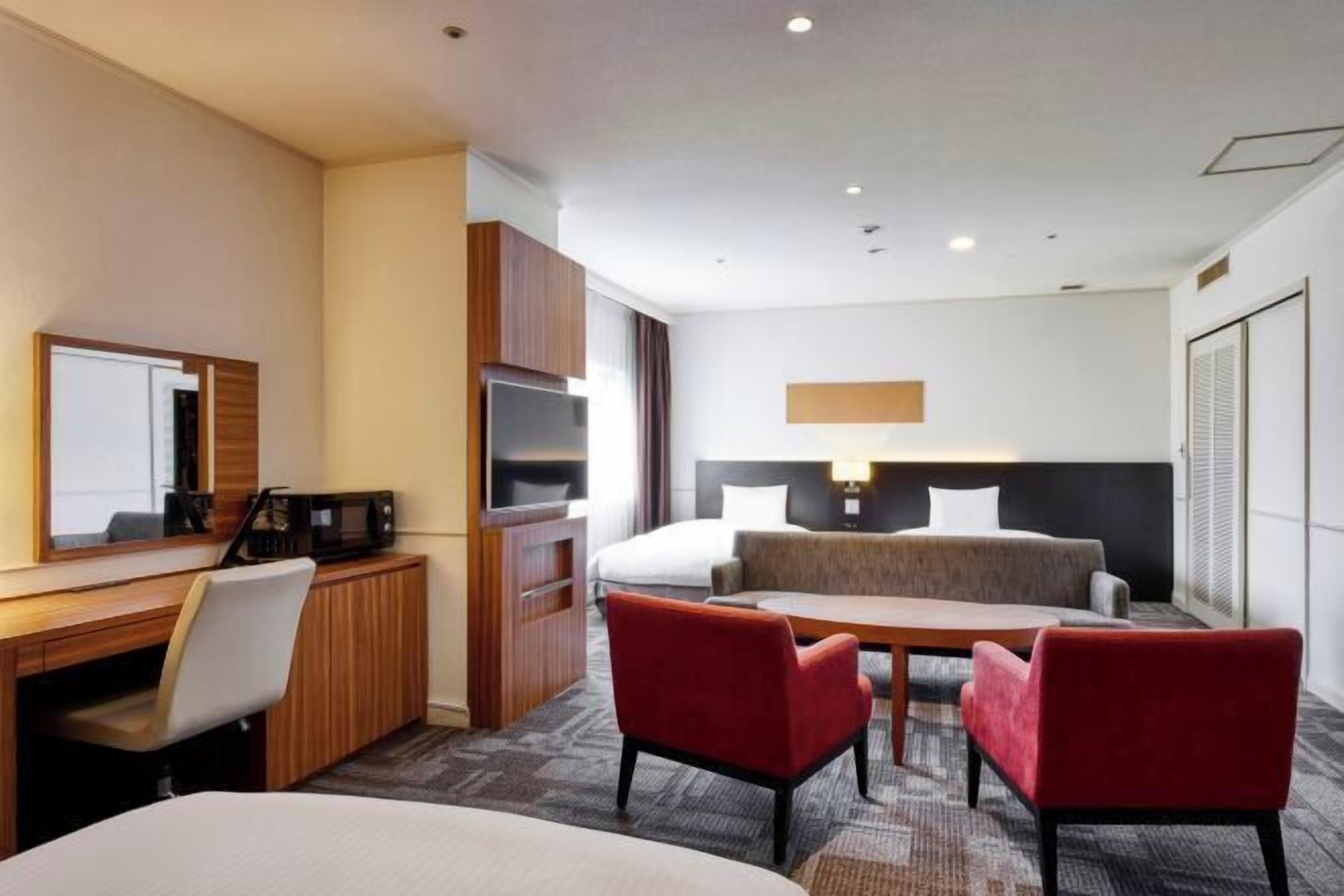 Untuvapeitot, tallelokero huoneessa, työpöytä, pimennysverhot