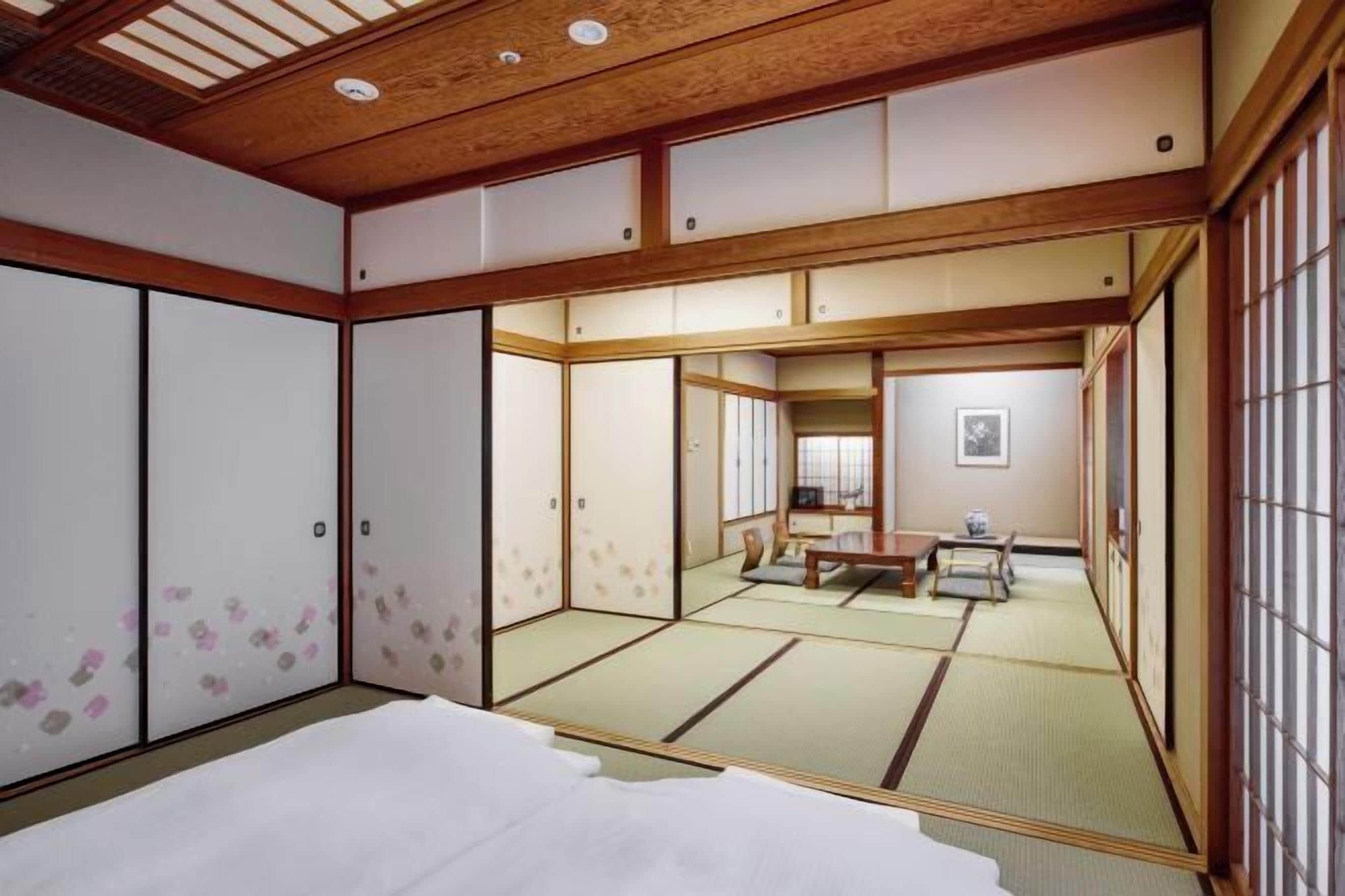 Down comforters, in-room safe, desk, blackout drapes