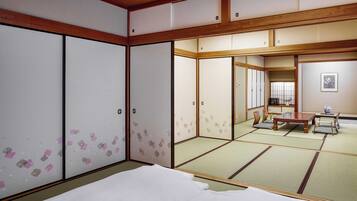 Down duvets, in-room safe, desk, blackout curtains