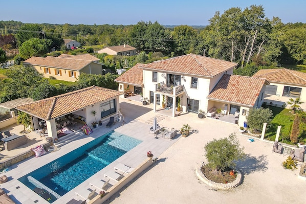 Une propriété résidentielle dotée d’une piscine, d’un espace extérieur aménagé et d’un jardin.