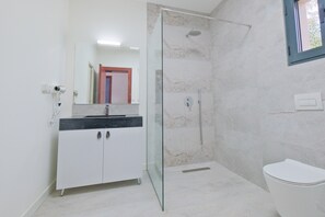 Een douche, een haardroger, handdoeken
