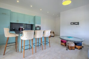Geladeira, micro-ondas, fogão, cooktop