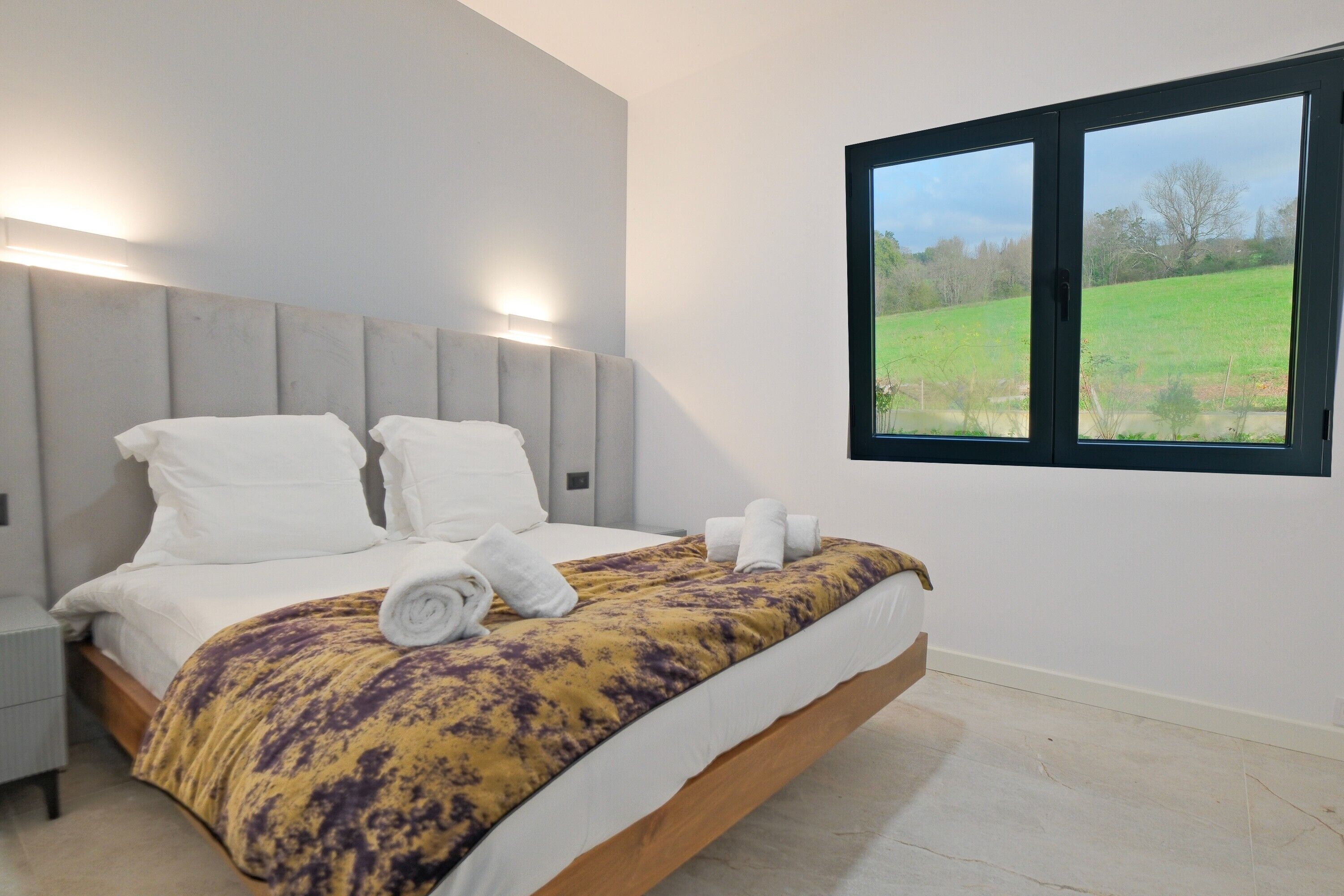 1 bedroom, bed sheets