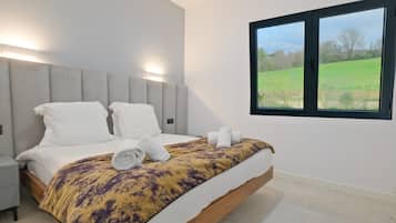 1 bedroom, bed sheets