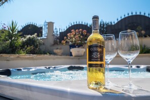 Outdoor spa tub - Holiday Home 'Maison De Vacances Carsac-de-Gurson' with Shared Pool, Terrace and Garden (Carsac de Gurson)