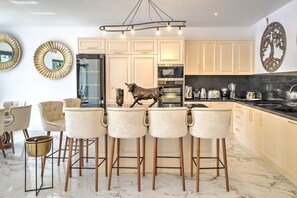 Kylskåp, mikrovågsugn, ugn och spishäll