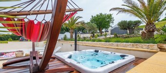 Holiday Home 'Maison De Vacances Carsac-de-Gurson' with Shared Pool, Terrace and Garden