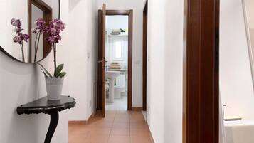 Dusche, kostenlose Toilettenartikel, Haartrockner, Handtücher