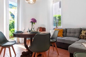 Un comedor con una mesa, sillas y un sofá.