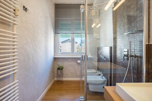 Shower, hair dryer, towels - Apartment 'Appartamento Muse' with Balcony, Wi-Fi and Air Conditioning (Trento)