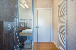 Shower, hair dryer, towels - Apartment 'Appartamento Muse' with Balcony, Wi-Fi and Air Conditioning (Trento)