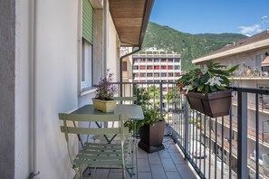 Outdoor dining - Apartment 'Appartamento Muse' with Balcony, Wi-Fi and Air Conditioning (Trento)