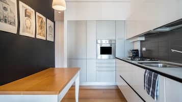 Frigorifero, forno, piano cottura, lavastoviglie