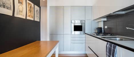 Frigorífico, horno, placa de cocina y lavavajillas