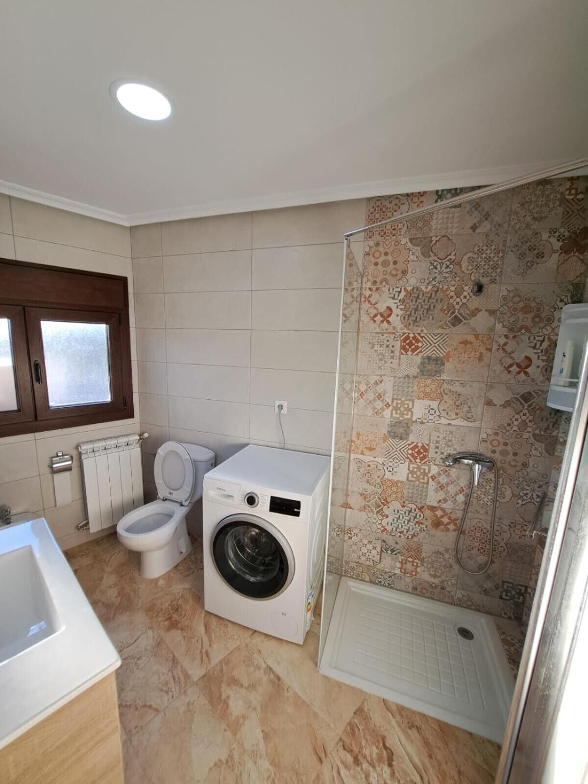 Douche, sèche-cheveux, serviettes fournies