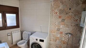 Douche, sĂšche-cheveux, serviettes fournies