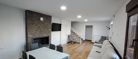 Televisión y chimenea