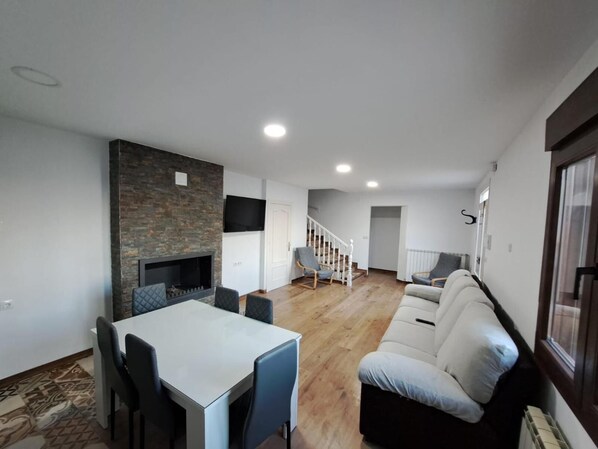 TV, fireplace - Country House 'Casa Pedro' with Private Terrace, Private Garden and Wi-Fi (Vélez Rubio)