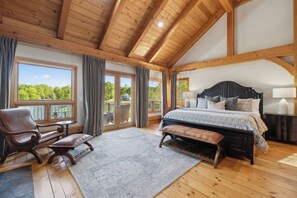 6 soverom, skrivebord, strykejern/-brett og reiseseng for barn