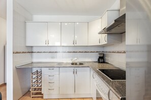 Køleskab, ovn, kogeplade, kaffe-/temaskine