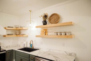 Kühlschrank, Mikrowelle, Ofen, Geschirrspüler