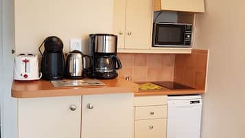 Een koelkast, een microgolfoven, een oven, een kookplaat