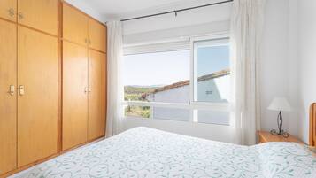 4 slaapkamers, een strijkplank/strijkijzer, gratis wifi, beddengoed