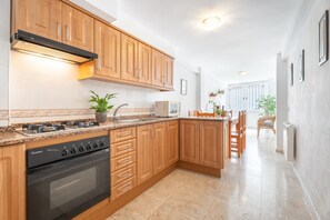 Refrigerador, microondas, horno y cafetera y tetera 