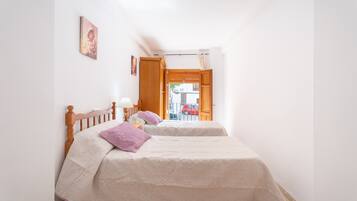 4 slaapkamers, een strijkplank/strijkijzer, gratis wifi, beddengoed