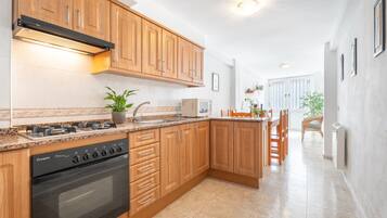 Een koelkast, een microgolfoven, een oven