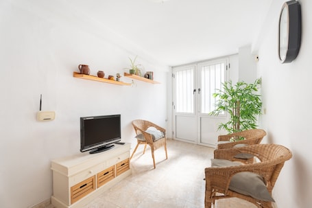 TV. Holiday Home 'Casa Rural El Maestro' with Balcony and Wi-Fi
