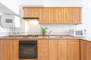 Refrigerador, microondas, horno y cafetera y tetera 