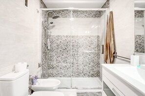 Douche, serviettes fournies