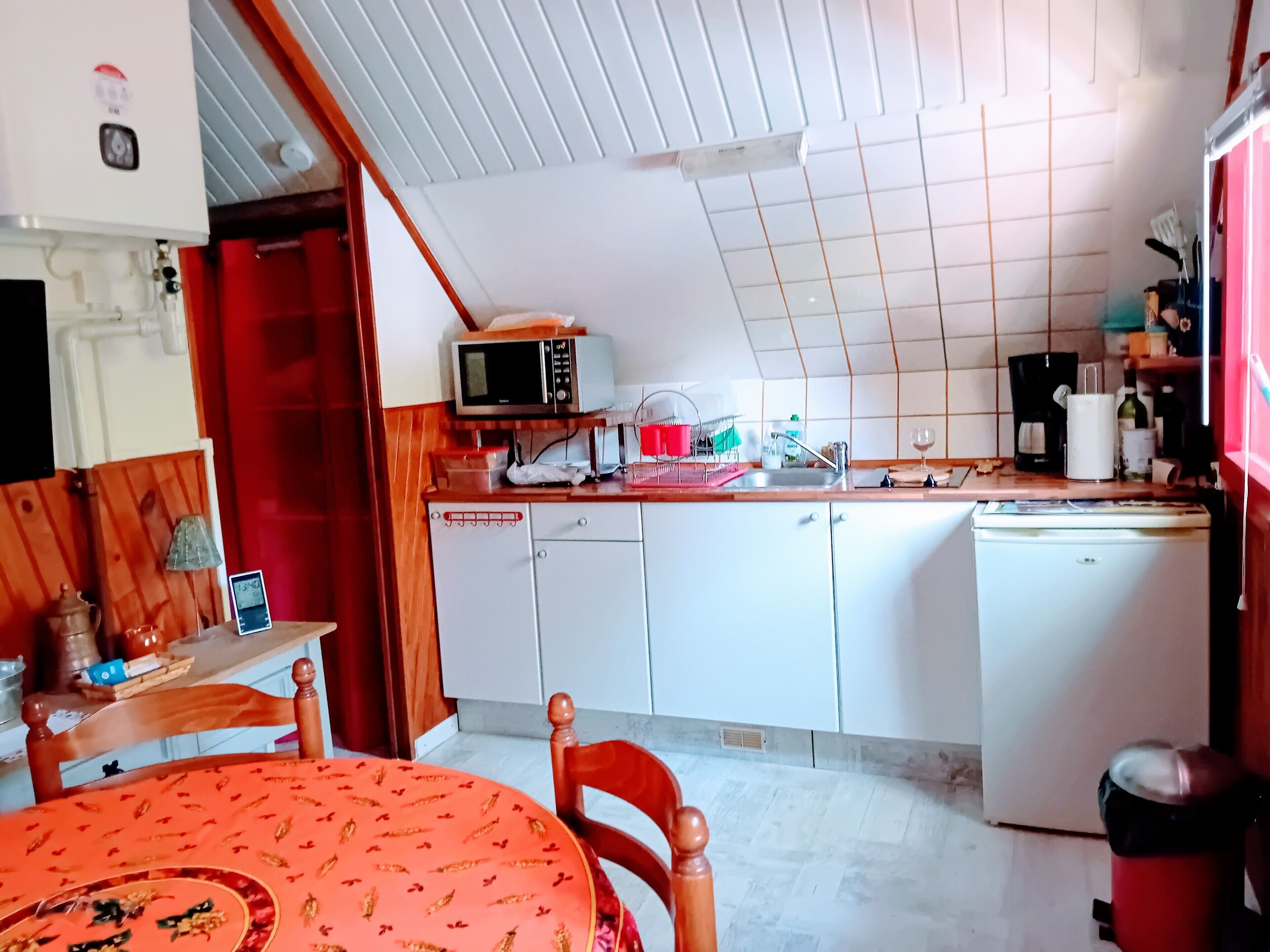 Fridge, microwave, stovetop, coffee/tea maker