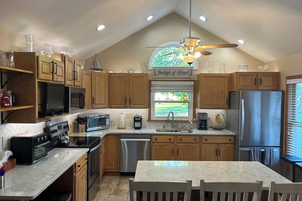 Frigorifero, microonde, forno, piano cottura