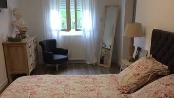 1 slaapkamer, een strijkplank/strijkijzer, gratis wifi, beddengoed