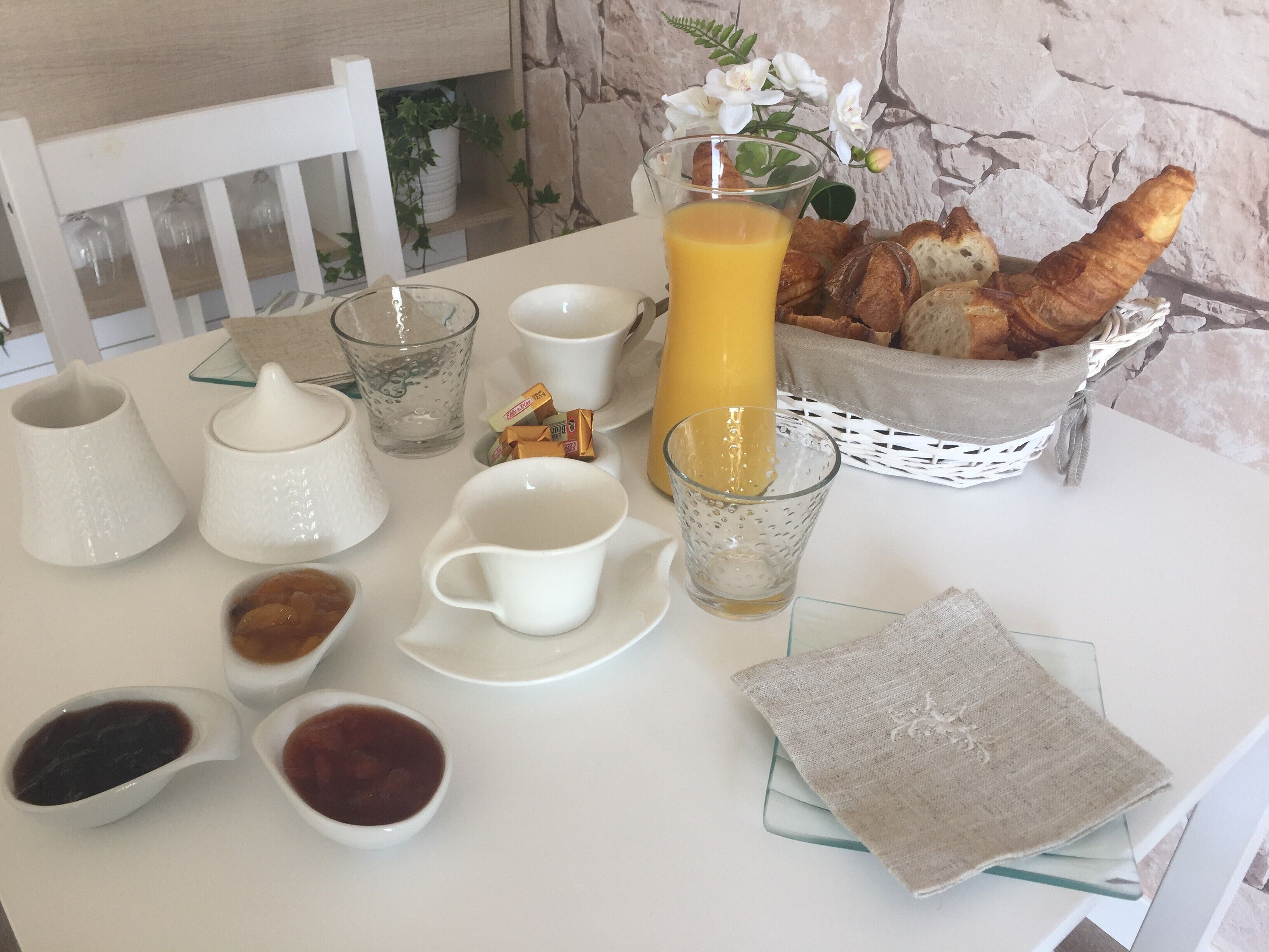 Petit déjeuner servi en supplément