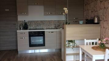 Frigorifero, microonde, forno, piano cottura