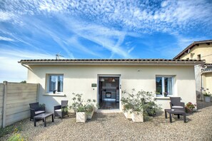 Property grounds - Guest House 'Au Charmant Des Vignes' with Private Terrace and Wi-Fi (Montagne)