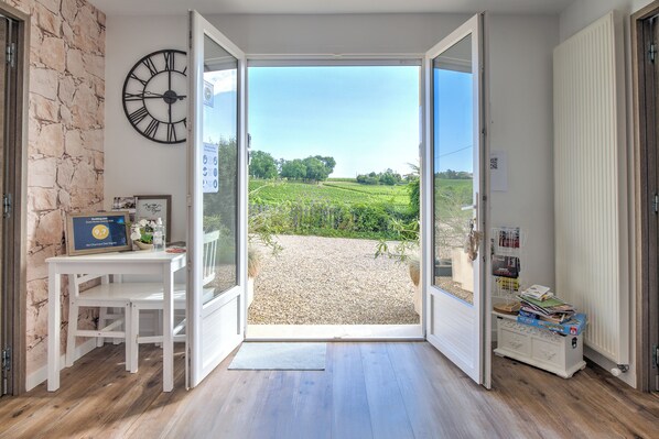 Interior - Guest House 'Au Charmant Des Vignes' with Private Terrace and Wi-Fi (Montagne)