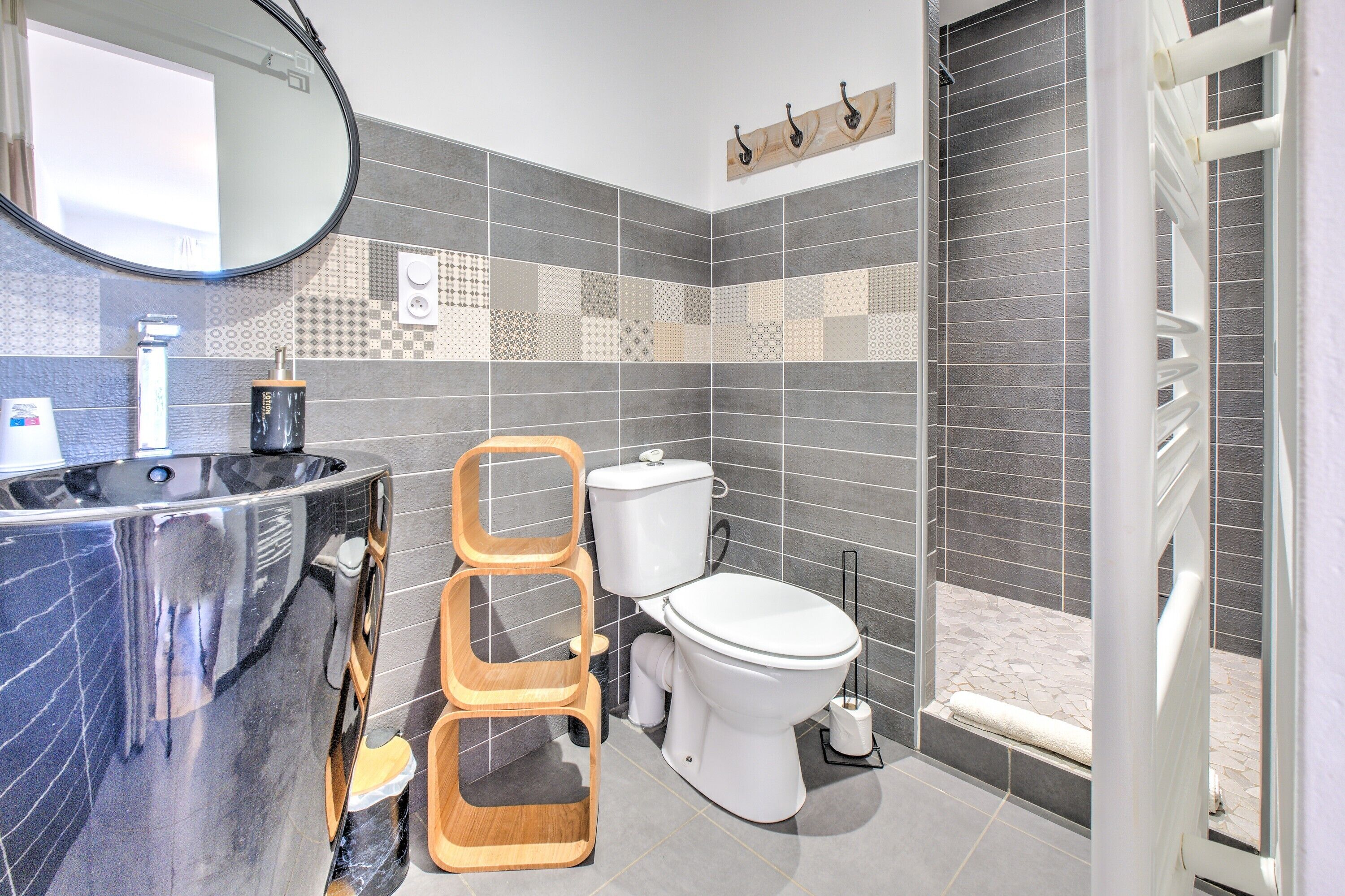 Douche, sèche-cheveux, serviettes fournies