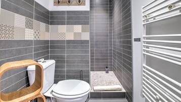 Een douche, een haardroger, handdoeken