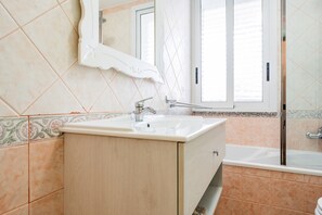 Douche, sèche-cheveux, serviettes fournies