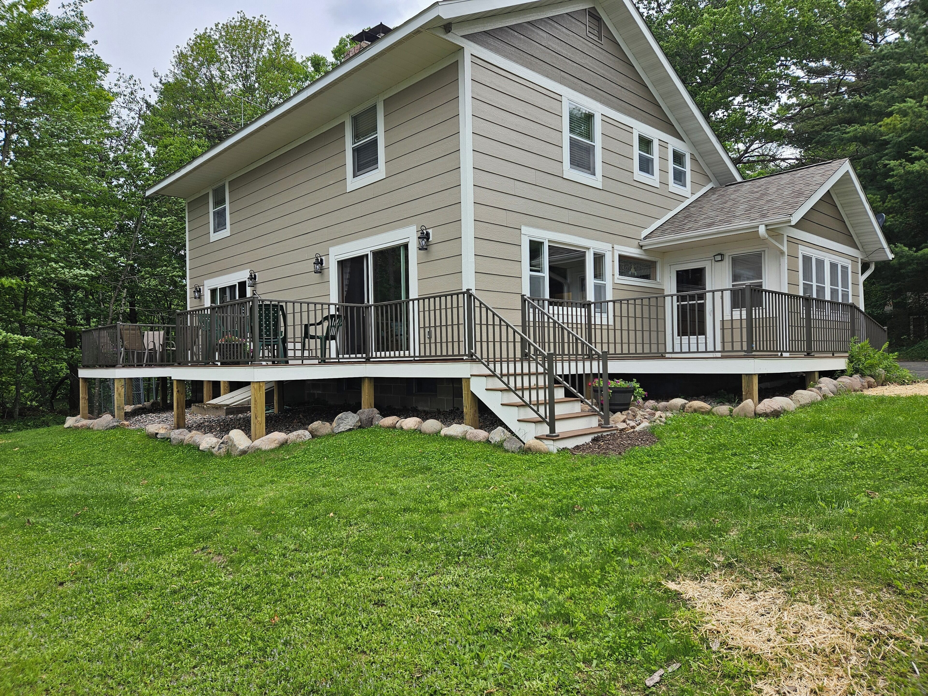 Cozy 4-bedroom, newly renovated cabin on Placid Lake in enchanting Hayward 