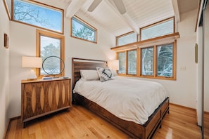 5 habitaciones, escritorio y tabla de planchar con plancha 
